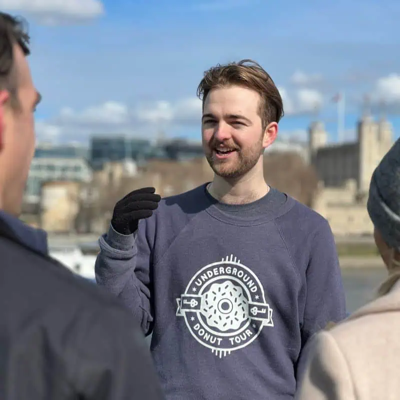  Experienced tour guide captivating a group of tourists with storytelling.